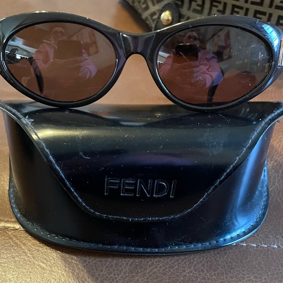 Fendi authentic Sunglasses espresso with Silver Logo Detail. - Picture 2 of 7